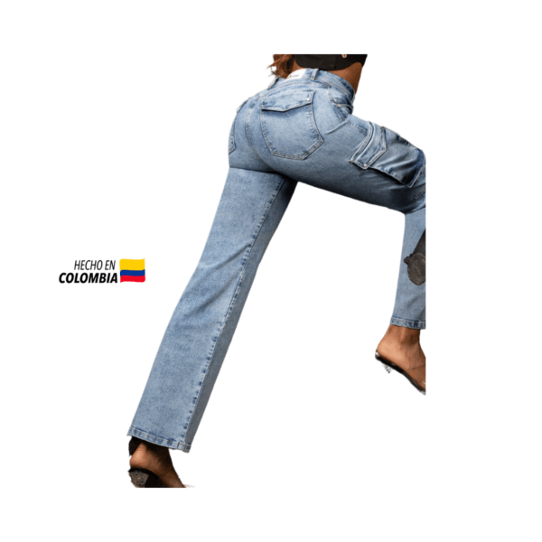 El jean colombiano tipo cargo y levanta cola, es reconocido mundialmente por su innovación. Es el complemento perfecto para cualquier ocasión.