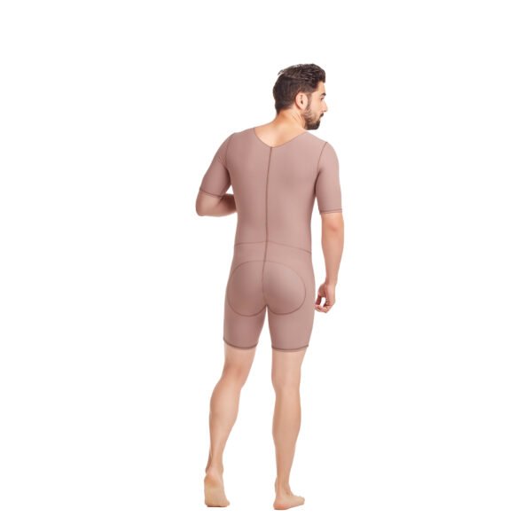 Faja entera masculina postquirúrgica para hombre cuenta con cierre central, estilo media pierna y cubrimiento total de espalda para mayor comodidad.