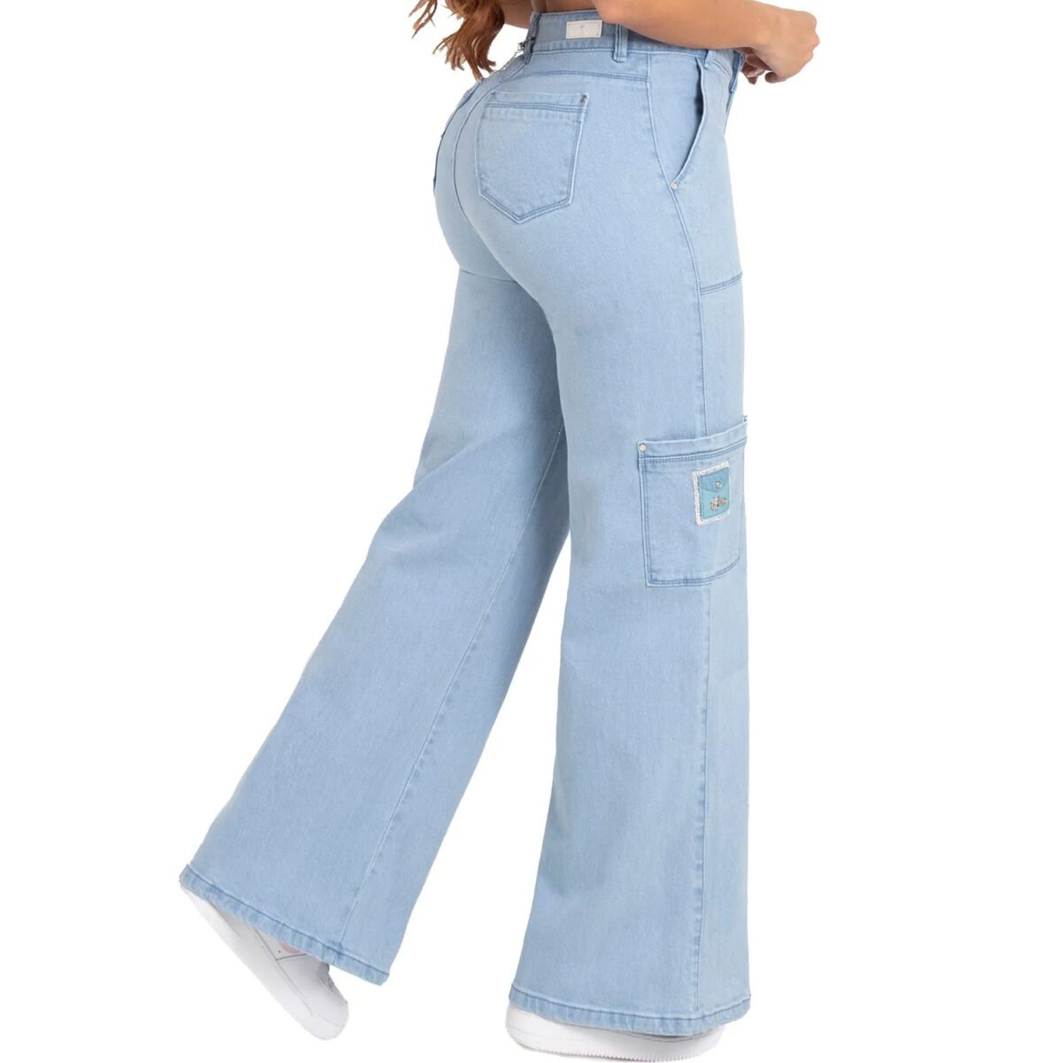 Los jeans colombianos cargo levanta gluteos incorporan la practicidad de los bolsillos cargo con la moda y el estilo contemporáneo.